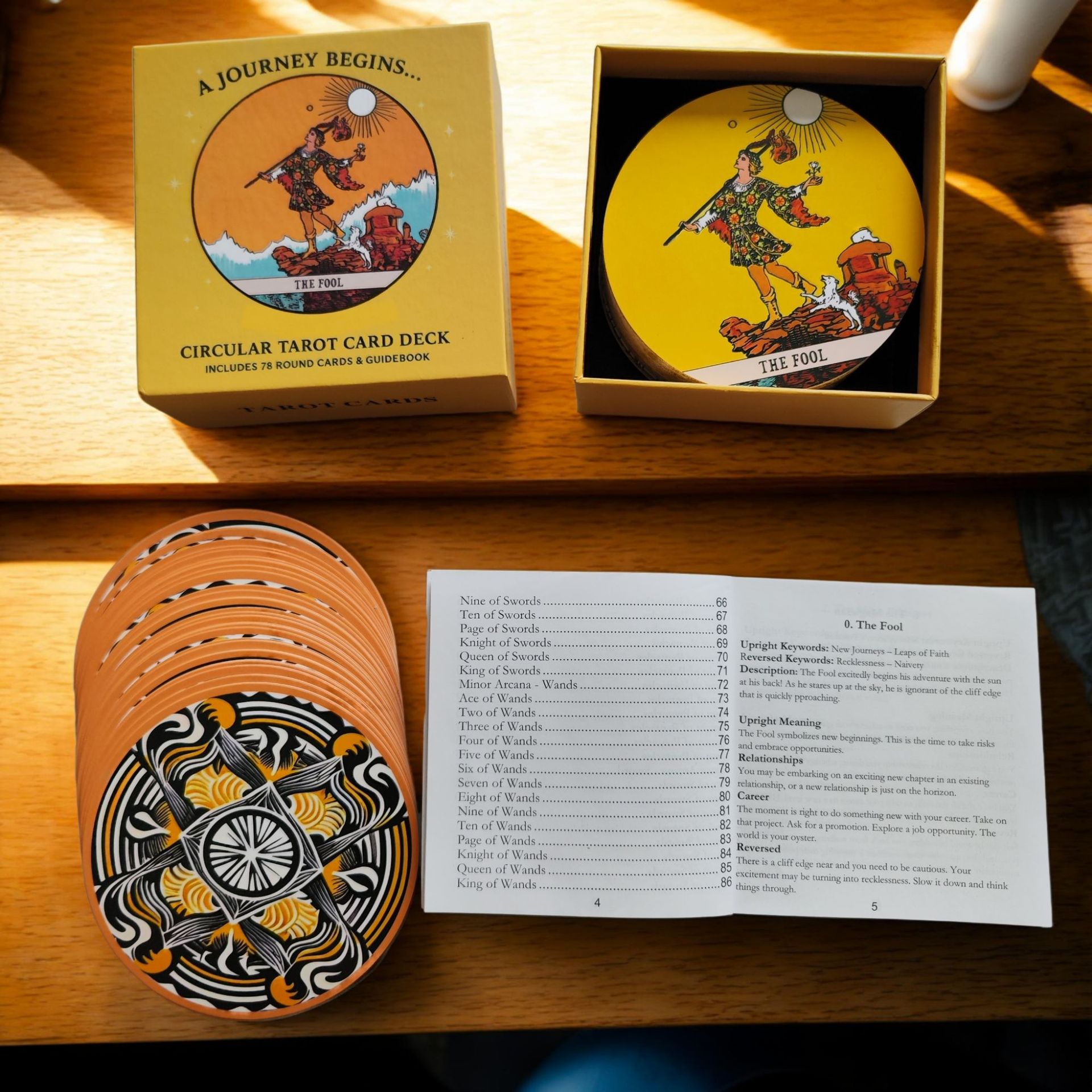 Tarot Cards Deck With Guidebook - 円形タロットカードデッキ、78枚の丸型カードと紙製ガイドブック付き、硬質ボックス入り、タロットデッキ「待機タロット」、初心者向けの旅の始まり